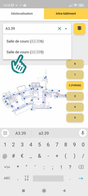 Les lettres A3.39 sont tapées. Une liste déroulante affiche deux résultats, les salles de cours A3.396 et A3.395 où les lettres ont été retrouvées (elles s’affichent en surbrillance).