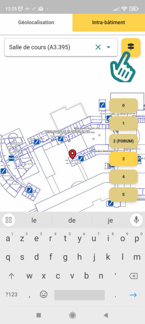 La salle A3.395 a été sélectionné. Juste à droite, le pointeur invite à cliquer sur l’icône « double écriteau » pour chercher un itinéraire.