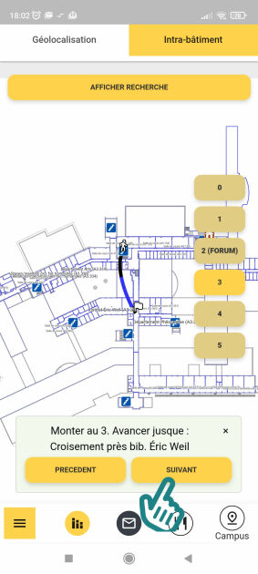 L’écran présente une étape de l’itinéraire. Une icône en forme de personnage symbolise la position de l’usager. Un trait courbe noir et bleu symbolise le trajet approximatif jusqu’à la destination de l’étape, symbolisée par une icône en forme de drapeau. En bas de l’écran, une petite fenêtre donne les instructions (« Monter au 3. Avancer jusque :  Croisement près bib. Éric Weil ») Juste en dessous, des boutons Précédent et Suivant permettent de naviguer entre les étapes.